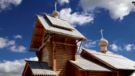 Iglesia-ortodoxa-de-madera-moderna-en-Moscú,-Rusia