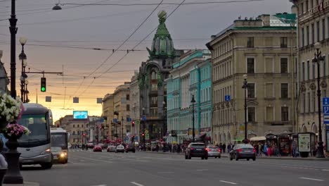 Russland-Sonnenuntergang-Himmel-Sankt-Petersburg-Zentrum-Nevsky-Allee-Verkehr-Panorama-4k-Zeitraffer