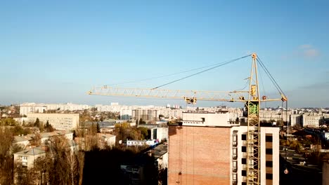 Sitio-de-la-construcción-con-la-grúa-de-la-torre