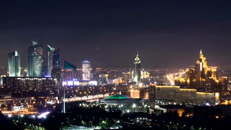 Vista-de-noche-elevado-sobre-el-centro-de-la-ciudad-y-el-distrito-central-de-negocios-con-circo-Timelapse,-Kazajstán,-Astana