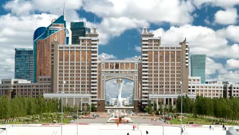 Nuevo-timelapse-de-distrito-de-negocios-de-escaleras-Khan-Shatyr-en-la-capital-de-Kazajstán-en-Astana