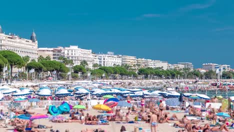 Bunte-Altstadt-und-Strand-in-Cannes-Zeitraffer-auf-Côte-d-'-Azur-in-einem-schönen-Sommertag,-Frankreich