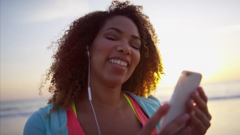 Mujer-afroamericana-calorías-con-teléfono-inteligente-de-monitoreo