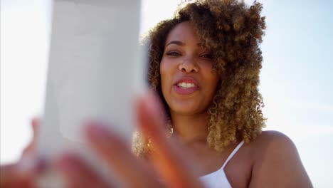 Tomar-mujer-étnica-voluptuosa-selfie-en-teléfonos-inteligentes