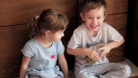 kids-trying-to-open-jar-of-candies