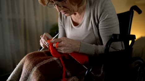 Old-knitting-woman-feeling-desperate-of-shaking-hands-illness,-hopelessness