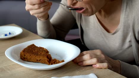 Mujer-tratando-de-comer-comida-de-hospital-con-estrecharme-la-mano,-trastorno-de-la-coordinación