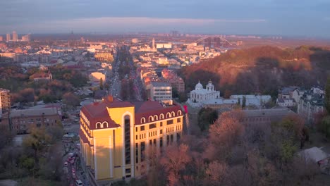 Aérea-de-disparos-la-noche-de-la-ciudad-Kiev-y-St-Andrew's-iglesia,-Europa,-Ucrania