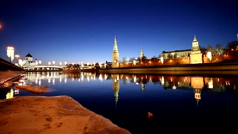 Vista-del-río-Moskva-y-el-Kremlin-(de-noche),-Moscú,-Rusia---la-vista-más-popular-de-Moscú