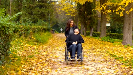 Behinderung,-Liebe,-Romantik---Mann-im-Rollstuhl-in-den-Park-mit-seiner-Freundin