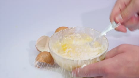 Break-the-egg-in-a-bowl-with-flour