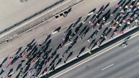 Fooage-aérea-drone-de-4K.-Maratón-de-correr-en-la-calle.-Gire-la-cámara.-Vista-superior