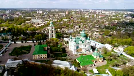 Vista-aérea-en-la-ciudad-desde-lo-alto-de-los-edificios-más-altos-en-Chernigov---campanario-del-monasterio-de-Troitsko-Ilyinsky.