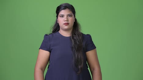 Joven-empresaria-India-hermosa-sobrepeso-sobre-fondo-verde