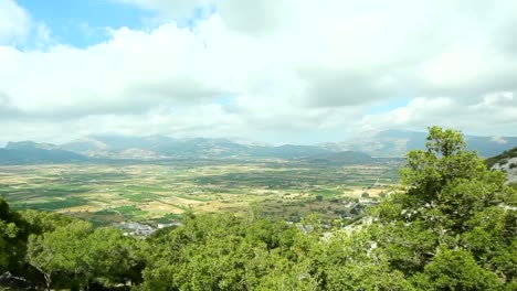 Schöne-Berglandschaft-gegen-den-blauen-Himmel