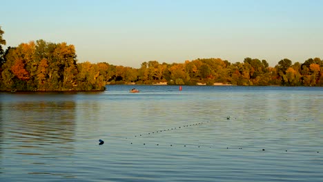 Calm-evening-sunset-on-the-Dnieper-River-in-Ukraine-in-Kiev.