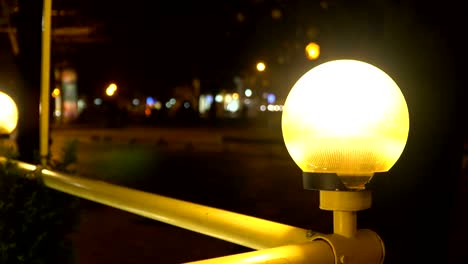 Personas-a-pie-en-la-ciudad-de-noche.-En-el-coche-que-va-de-camino.-Ciudad-de-noche.-Están-brillando-las-luces-de-la-noche.