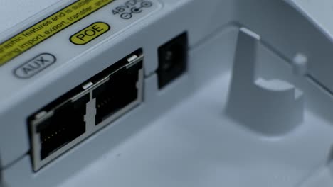 Entfernen-Sie-angeschlossene-Netzwerkkabel-auf-rj45-Port-mit-POE-label