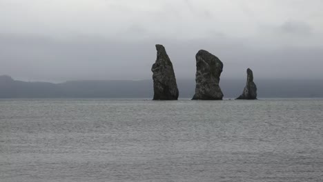 Kamchatka-Peninsula-seascape:-picturesque-view-of-rocky-islands-in-Pacific-Ocean