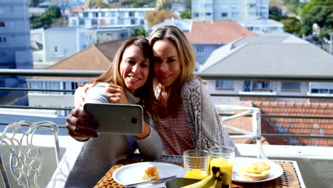 Lesbisches-Paar-nehmen-Selfie-in-Balkon-4k