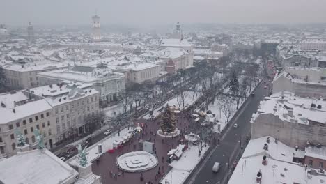 Lviv,-Ucrania.-Tiro-de-Arial.-Casa-de-la-ópera.-Árbol-de-Navidad.-Feria-de-Navidad.-Personas-están-caminando-por-el-centro-de-la-ciudad.-Invierno