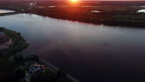 Vista-de-Uglich-en-Río-de-Volga,-Rusia