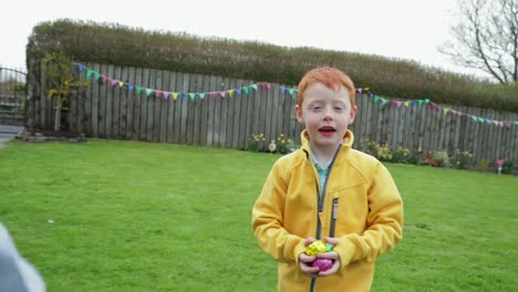 Niño-en-una-caza-del-huevo-de-Pascua