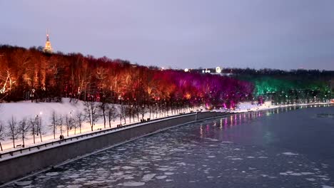 Weihnachtsdekoration-(Neujahr)-in-Moskau-(nachts),-Russland--Vorobyovskaya-Ufer-des-Flusses-Moskwa-und-Sperlingsbergen-(Worobjowy-Gory)