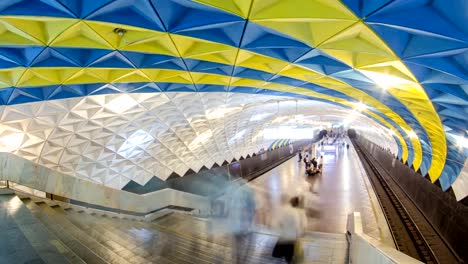 Un-tren-subterráneo-saliendo-de-la-estación-de-metro-de-Sportivna-en-Kholodnogorska-línea-de-Kharkiv-metro-timelapse-hyperlapse