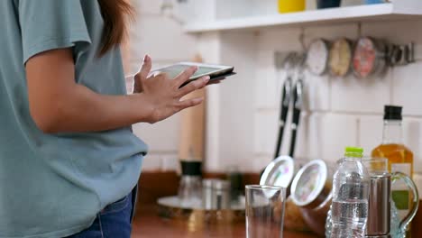 Schließen-Sie-die-Hand-der-asiatischen-jungen-Frau-mit-Tablet.-Technik,-soziales-Netzwerk,-Kommunikationskonzept-zu-Hause.