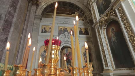 Interiors-of-Isaac-cathedral,-nobody,-gold-is-everywhere,-icons,-sun,-big-window,-museum,-4k-video