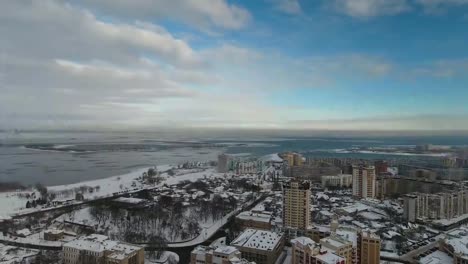 Ciudad-invernal-en-la-nieve-con-vista-a-los-ojos-de-pájaro.