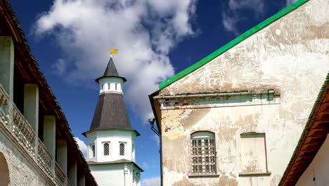 Auferstehungskloster-gegen-den-Himmel-ist-ein-großes-Kloster-der-Russisch-Orthodoxen-Kirche-in-der-Region-Moskau,-Russland