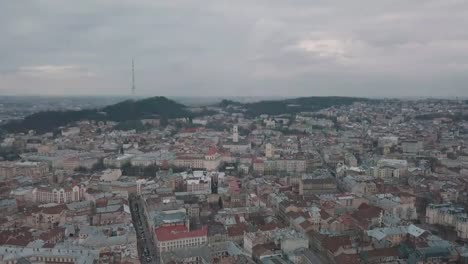 Ciudad-aérea-de-Lviv,-Ucrania.-Ciudad-Europea.-Las-zonas-populares-de-la-ciudad