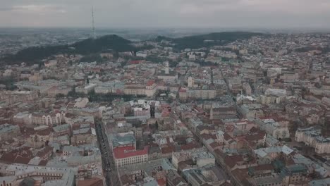 Ciudad-aérea-de-Lviv,-Ucrania.-Ciudad-Europea.-Las-zonas-populares-de-la-ciudad