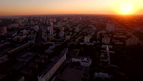 Ciudad-verde-en-el-fondo-de-una-hermosa-antena-al-atardecer