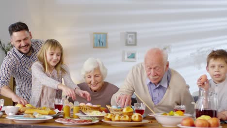 Familia-feliz-sosteniendo-huevos-de-Pascua