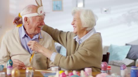 Feliz-pareja-de-ancianos-divirtiéndose