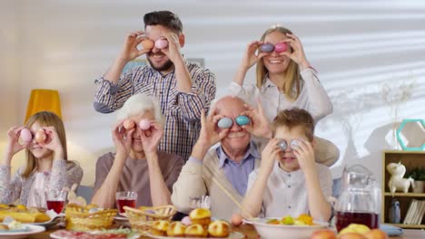 Porträt-der-Family-Holding-Eggs-over-Eyes