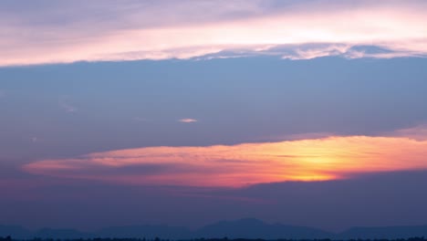 Zeitraffer-Natur-Hintergrund.-Sonnenuntergang.-Die-Bewegung-der-Wolken-und-Sonne.