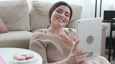 Video-chat-de-la-mujer-usando-la-tableta-digital-en-casa