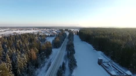 Foto-aérea-de-asentamiento-de-casas-de-invierno-en-un-bosque