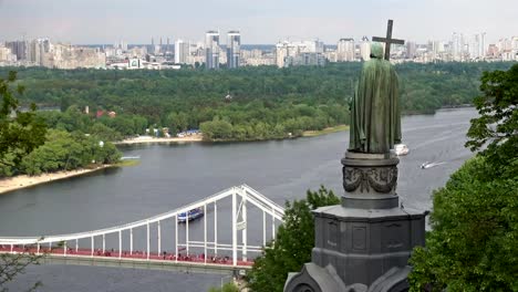 Vista-del-río-Dnieper,-el-puente-peatonal-y-el-monumento-a-San-Vladimir-de-Vladimir-Hill-en-Kiev