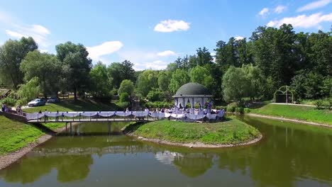 Luftaufnahme-des-Pavillons-in-der-Mitte-des-Sees