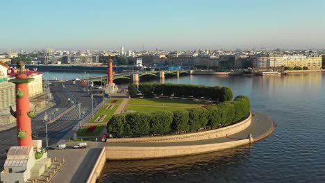 Luftaufnahme-der-Vasilievsky-Insel-und-Der-Rostralsäulen