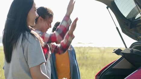 Slow-Motion:-Eine-Gruppe-junger-Teenie-Asiaten-öffnet-die-Hintertür-das-Auto-mit-Freunden-Camping-in-der-Natur-mit-einem-Sommer-reisen.