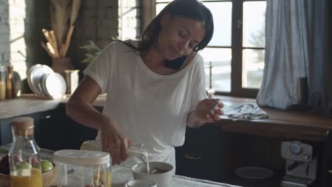 Mujer-teniendo-llamada-telefónica-durante-el-desayuno