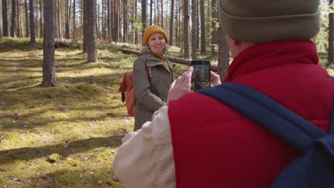 Zwei-ältere-Wanderer-machen-Fotos-während-des-Spaziergangs