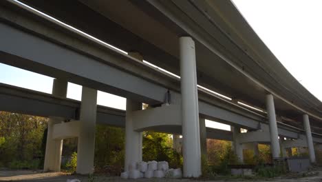 Puente-inacabado-sobre-el-fondo-de-la-silueta-de-la-ciudad.-Autopista-inacabada-lejos-de-la-ciudad