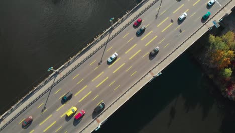 Vista-aérea,-vista-de-arriba-hacia-abajo-del-tráfico-en-un-puente